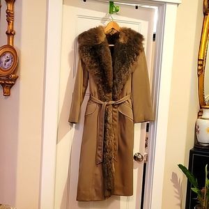 Chic Tan Trench Coat with Faux Fur Trim